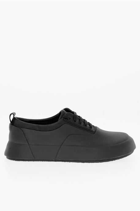 Einfarbige Low-Top-Sneakers aus Leder und Gummi in Schwarz - Image 3