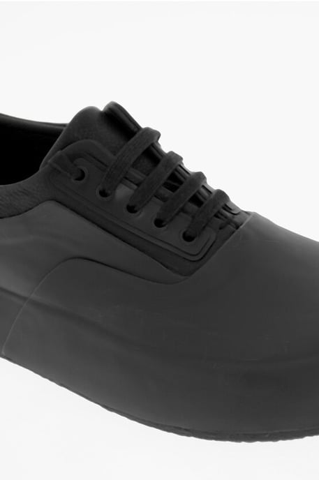 Einfarbige Low-Top-Sneakers aus Leder und Gummi in Schwarz - Image 4
