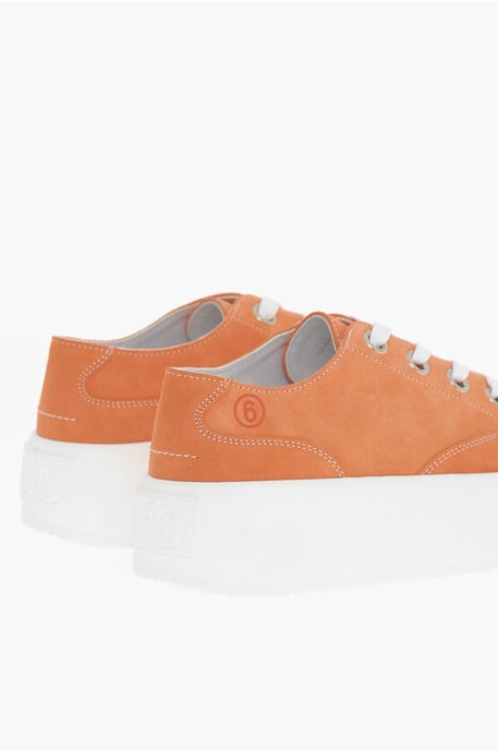 MM6 Niedrige Wildleder-Sneaker mit kontrastierender Plateausohle, 5,5 cm, in Orange - Image 2
