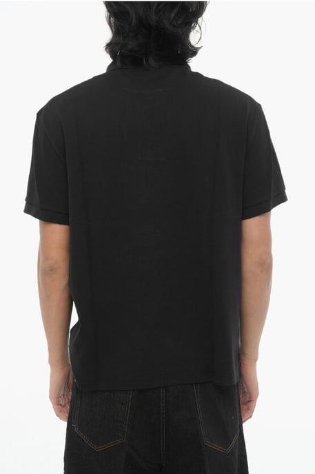 Locker geschnittenes Poloshirt mit zwei Knöpfen und Piercing-Detail in Schwarz - Image 2