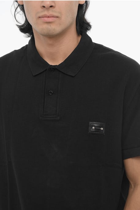 Locker geschnittenes Poloshirt mit zwei Knöpfen und Piercing-Detail in Schwarz - Image 3