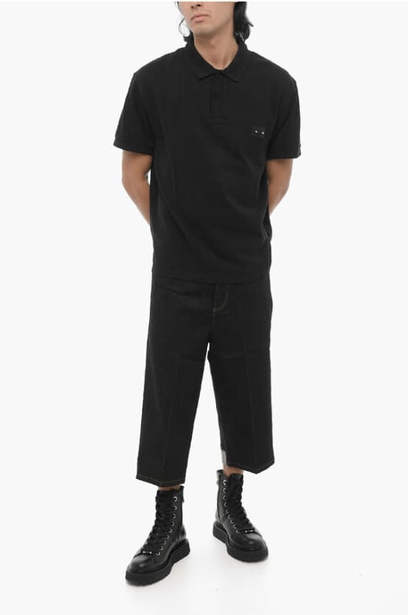 Locker geschnittenes Poloshirt mit zwei Knöpfen und Piercing-Detail in Schwarz - Image 4