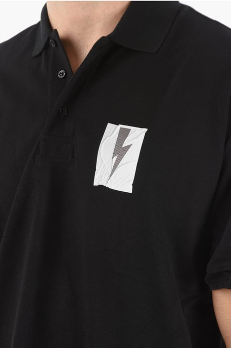 Loose Fit FLAG BOLT Polo mit aufgedrucktem Logo in Schwarz - Image 3