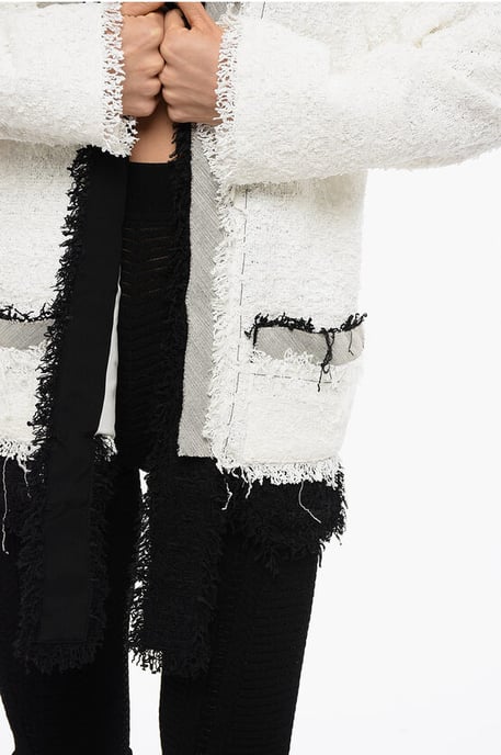 Tweed-Blazer mit schulterfreien Schnitten und kontrastierenden Säumen in Schwarz und Weiß - Image 3