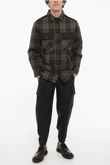Kariertes, wattiertes Overshirt mit doppelter Brusttasche in Nero, Grigio - Image 4