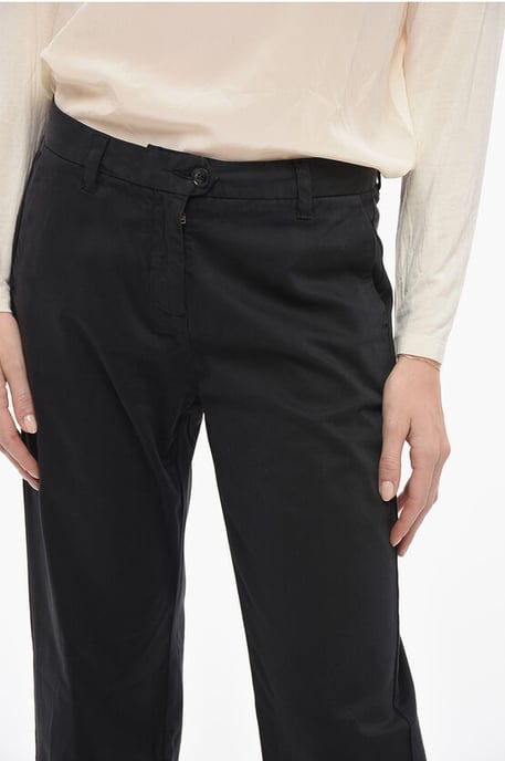 Relaxed-Fit Chinohose in Schwarz - Image 3