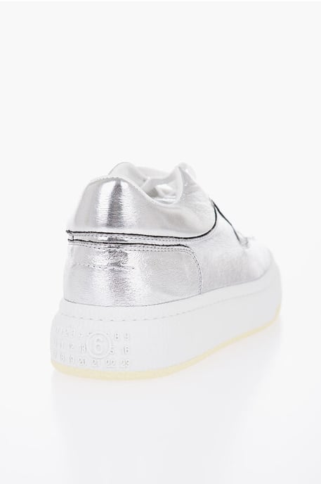 MM6 Niedrige Sneakers mit Metalleffekt in Silber - Image 2