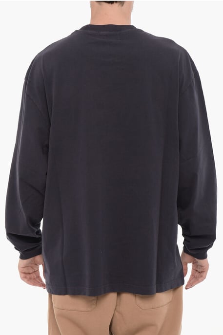 Langärmliges Rundhals-T-Shirt mit silberfarbener Kette in Blau - Image 2