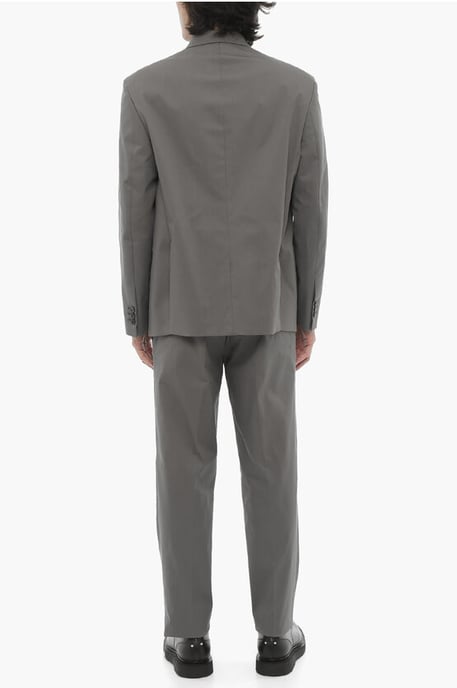 Slim Fit Anzug mit 3 Knöpfen, Seitenschlitzen und Revers in Grau - Image 4