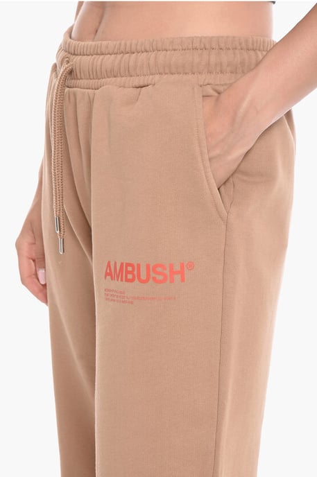 Weite Jogginghose WORKSHOP mit Logo-Print in Beige - Image 3