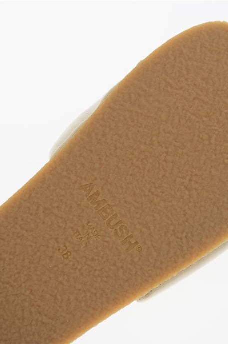 Einfarbige Leder-Slides in Beige - Image 4