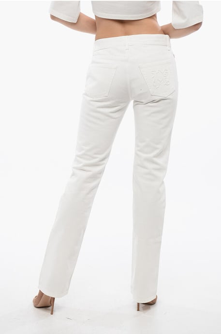 Straight Fit Jeans mit gesticktem Logo in Weiß - Image 2