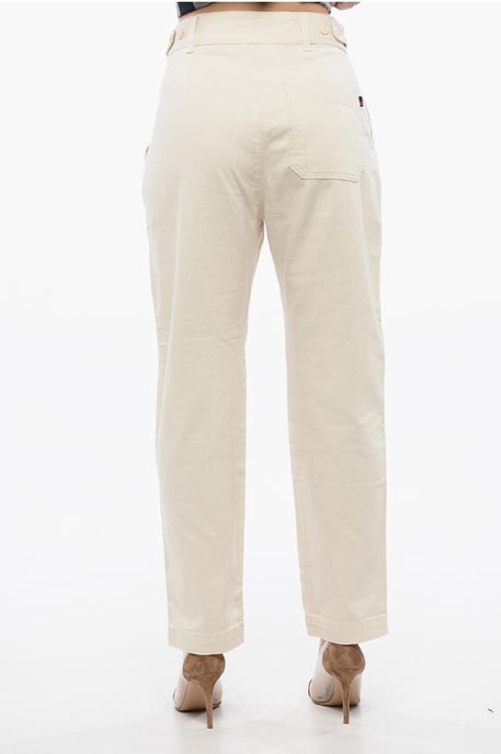 Mom Fit Jeans mit einfacher Bundfalte und Gürtelschlaufen 14 cm in Weiß - Image 2