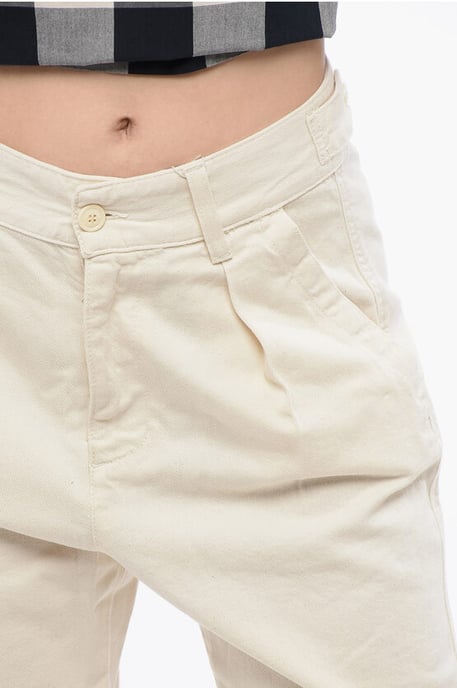 Mom Fit Jeans mit einfacher Bundfalte und Gürtelschlaufen 14 cm in Weiß - Image 3