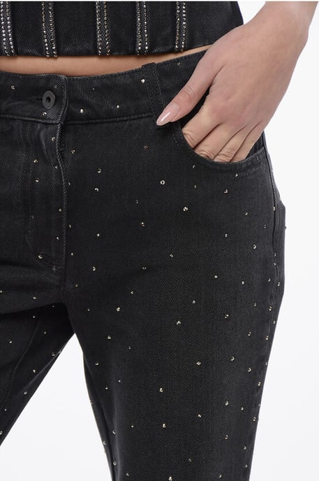 Low Rise BLING Flared Fit Jeans mit Allover-Strasssteinen 2 in Schwarz - Image 3