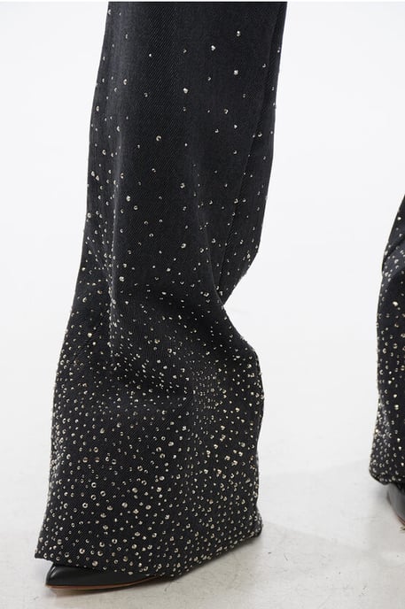 Low Rise BLING Flared Fit Jeans mit Allover-Strasssteinen 2 in Schwarz - Image 4