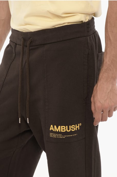 Jogginghose aus gebürsteter Baumwolle mit kontrastierendem Logo in Braun - Image 3
