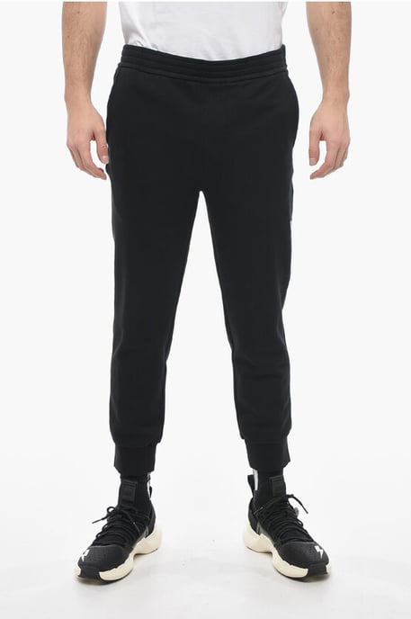Skinny Fit Sweatpants aus Baumwolle mit Bündchen in Schwarz - Image 1