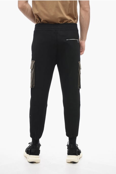Cargo-Jogginghose aus gebürsteter Baumwolle mit kontrastierenden Taschen in Schwarz - Image 2