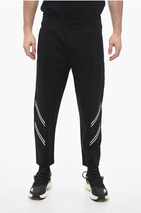 REM + VARSITY Jogginghose mit einfacher Bundfalte und schmaler Passform - Image 1