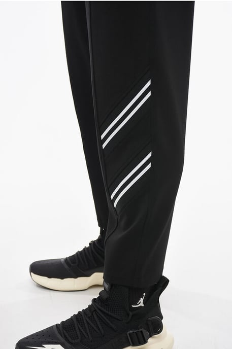 REM + VARSITY Jogginghose mit einfacher Bundfalte und schmaler Passform - Image 3