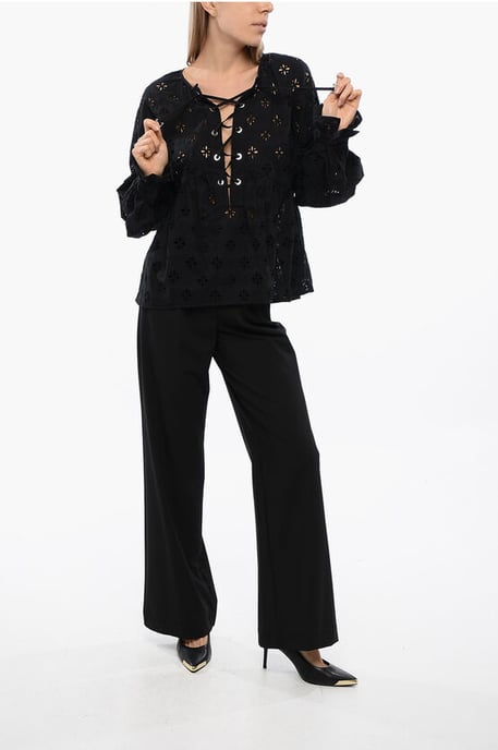 Geschnürte Bluse SBERTOLI mit Broderie Anglaise in Schwarz - Image 4