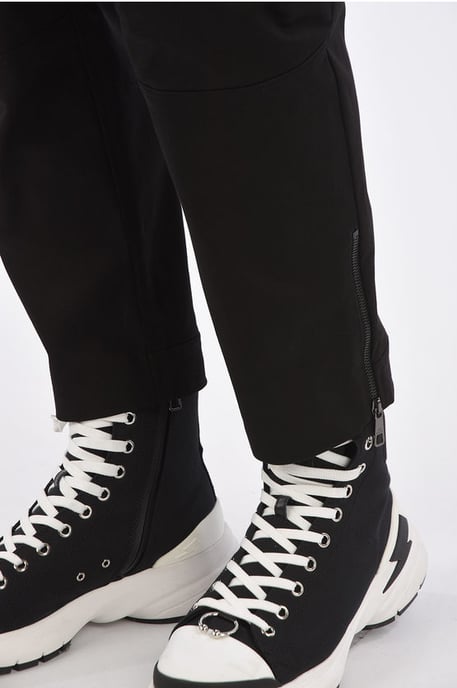 Motocross-Cargohose mit ergonomischem Beinschnitt in Schwarz - Image 4