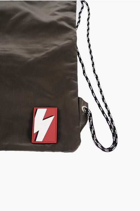 Einfarbiger Nylon-Rucksack mit Kordelzug in Grün - Image 2
