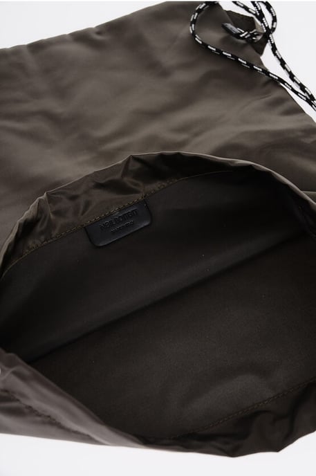 Einfarbiger Nylon-Rucksack mit Kordelzug in Grün - Image 4