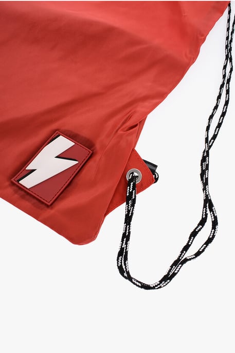 Einfarbiger Nylon-Rucksack mit Kordelzug und Monogramm in Rot - Image 2
