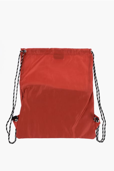 Einfarbiger Nylon-Rucksack mit Kordelzug und Monogramm in Rot - Image 3