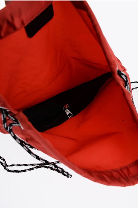 Einfarbiger Nylon-Rucksack mit Kordelzug und Monogramm in Rot - Image 4