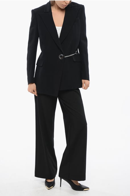 TORIKO Blazer mit steigendem Revers und Logokette in Schwarz - Image 4