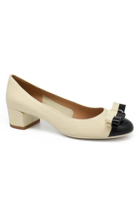 Salvatore Ferragamo Eva Leathe Pumps Beige - Image 2