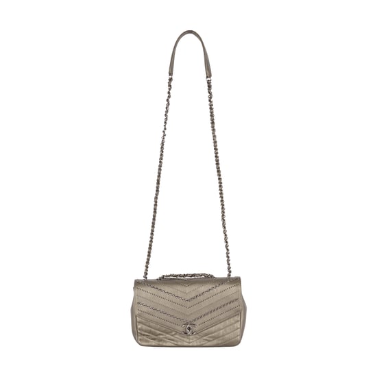 Chanel – Verzierte Chevron-Überschlagtasche mit Kettenpailletten – 10er - Image 3