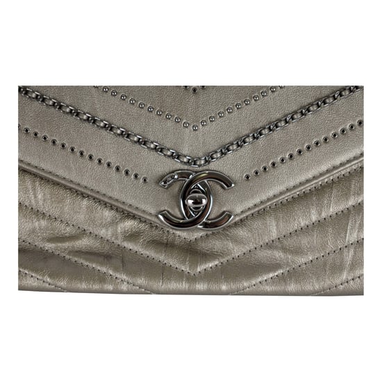 Chanel – Verzierte Chevron-Überschlagtasche mit Kettenpailletten – 10er - Image 4