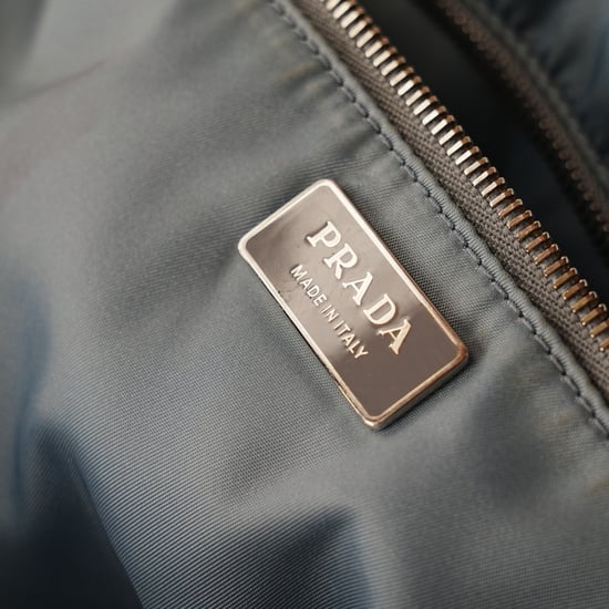 Prada – Schwarze und blaue Tragetasche aus Re-Nylon mit Nieten – 20er - Image 5