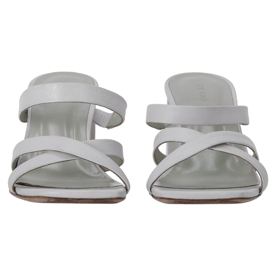 By Far – Slip-On-Pumps mit gekreuzten Riemen aus weißem Leder - Image 3