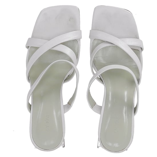 By Far – Slip-On-Pumps mit gekreuzten Riemen aus weißem Leder - Image 4