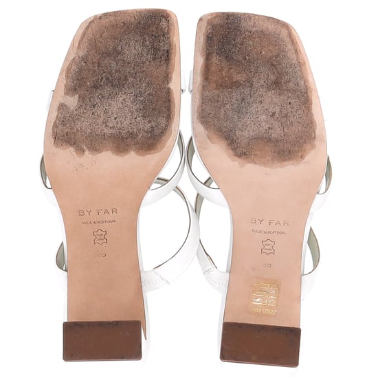 By Far – Slip-On-Pumps mit gekreuzten Riemen aus weißem Leder - Image 6