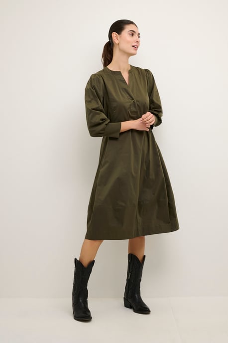 Kleid Feminine Silhouette Gebranntes Olivgrün - Image 1