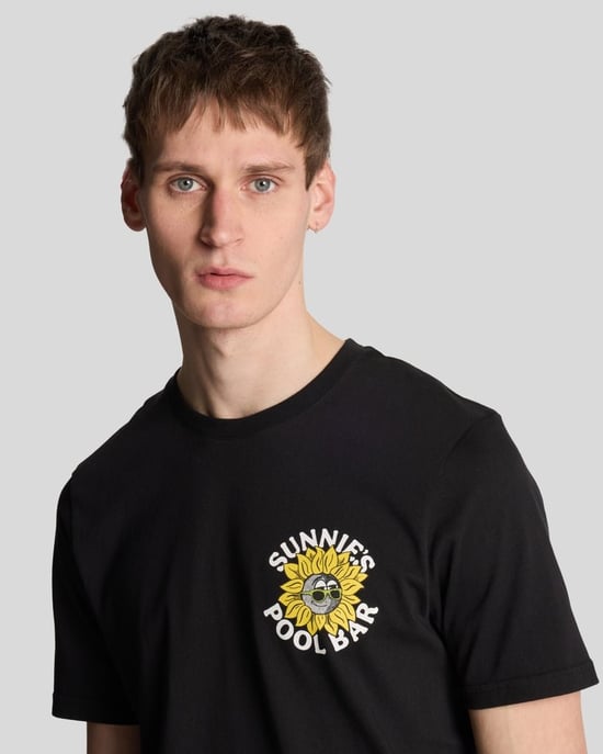 Lyle & Scott Sunnies T-Shirt mit Poolbar-Grafik – Schwarz - Image 4