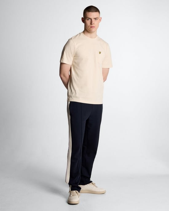 Lyle & Scott Trainingshose mit Streifen – Dunkelblau - Image 1