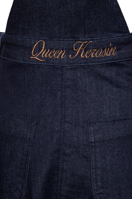 Queen Kerosin Damen Süßer Latzrock aus Denim in Workwear-Optik Denim - Image 4