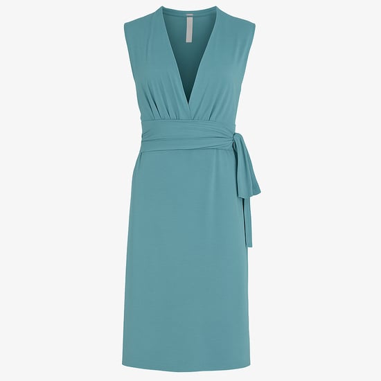 Staubgrünes ärmelloses Wickelkleid mit V-Ausschnitt – weicher Viskose-Jersey - Image 1