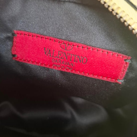 Valentino Garavani – Beuteltasche mit Reißverschluss aus gelbem Leder - Image 6