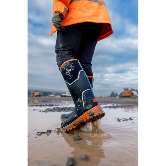Muck Boots Grit S5 Damen Gummistiefel in Schwarz/Orange - Image 6