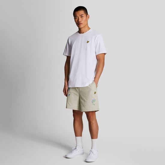 Herren Lyle And Scott Distel Club Bestickte Shorts in Creme - Image 1
