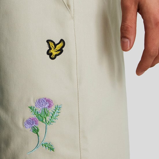 Herren Lyle And Scott Distel Club Bestickte Shorts in Creme - Image 4