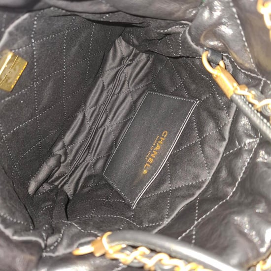 Chanel 22 gesteppte Mini-Hobo-Tasche aus schwarzem, glänzendem Kalbsleder - Image 5